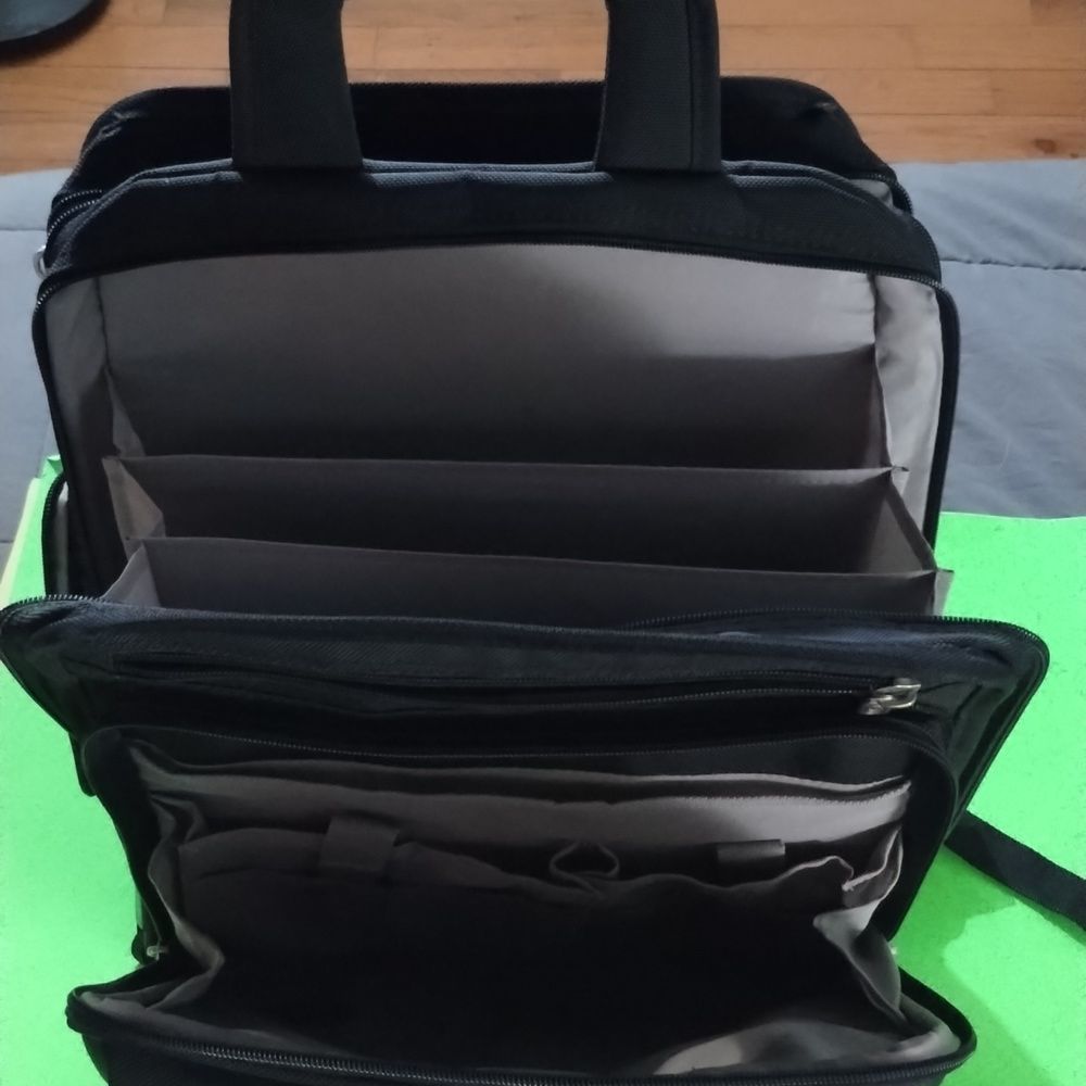 Swiss tech computer backpack. - Picture 3 of 5